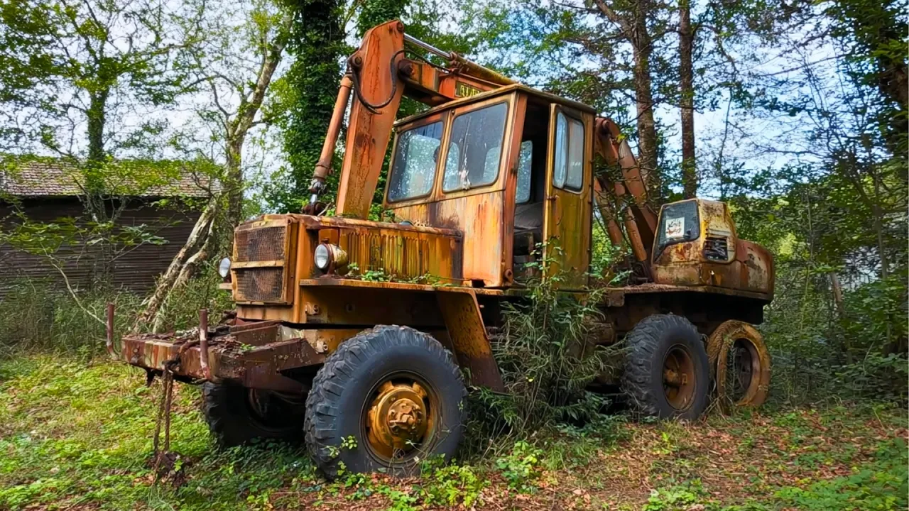 Man RESCUES Abandoned Mercedes TRUCK & EXCAVATOR And RESTORES It Back To Life | by ‪@RV-19‬