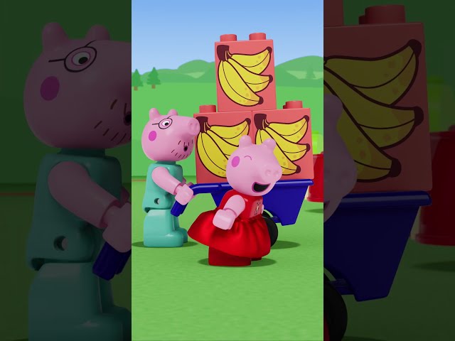 Peppa learns how to make a YUMMY Smoothie! 🥤 #PeppaPigTales #Shorts #LEGODUPLO