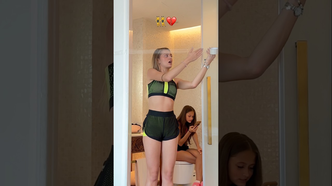 👧🏻 + 🚽 + 📱 = 😱 Rate her hit 1-10😠