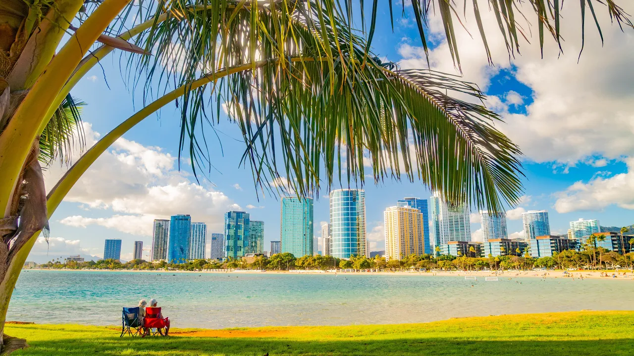 Waikiki Beach & Ala Moana Park in 4K HDR | Relaxing Ocean Sounds & Hawaii Beach Life