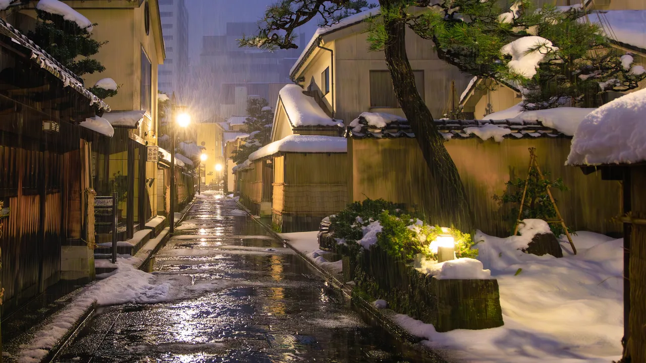 Walking in Dawn Snow to Kenroku-en Gardens | Kanazawa, Japan