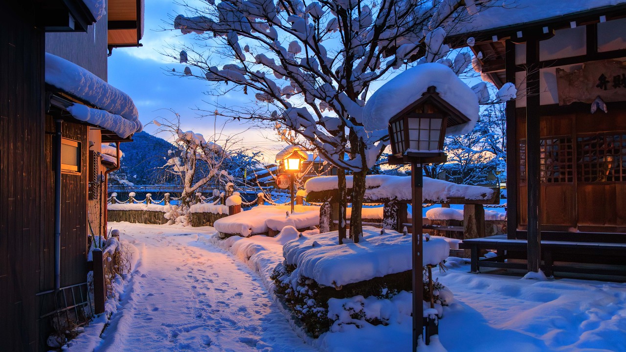 Walking through Snowy Townscape at Dawn | Hida-Furukawa, Japan